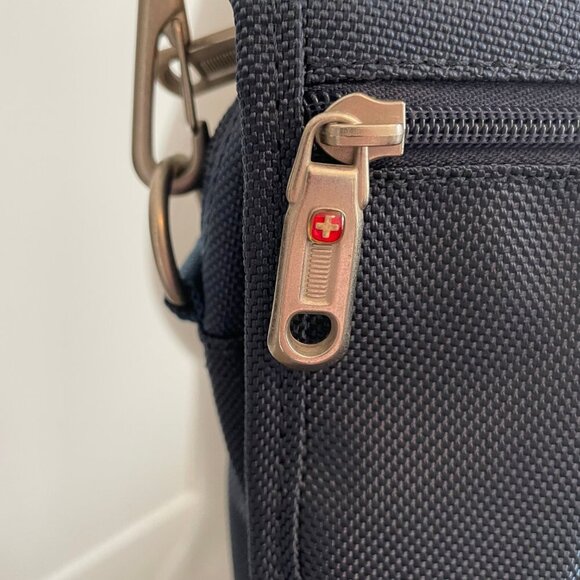 SwissGear Hand Hold & Crossbody Travel Bag Multi Zip Compartments Blue OS NWOT - Picture 7 of 13